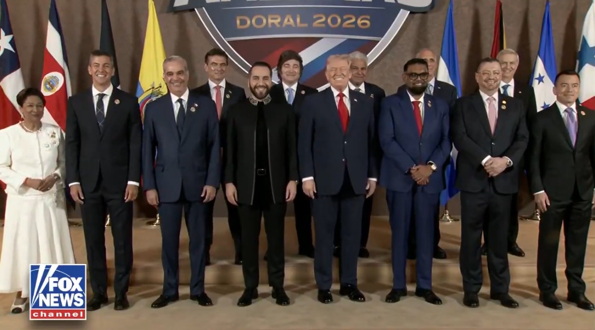 Se agradece de corazón la ausencia de Yamandú Orsi en esta infame foto: