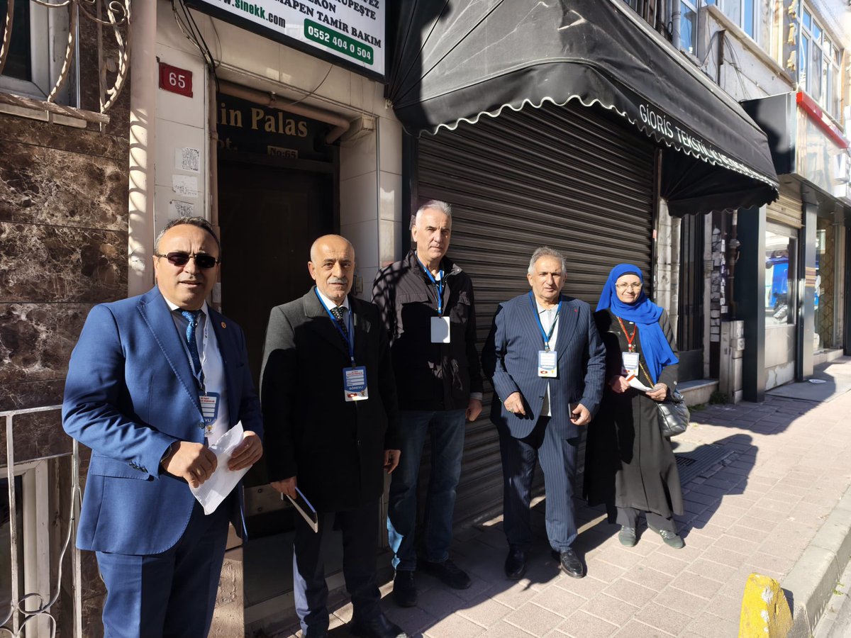akpartifatih's tweet photo. 📍Silivrikapı Mahallesi

Silivrikapı Mahalle teşkilatımız ile birlikte mahallemizde haneleri ziyaret ederek kıymetli hemşehrilerimizle bir araya geldik.

Gönül kapılarını bizlere açan tüm ailelerimize teşekkür ediyor; birlik ve beraberliğimizin daim olmasını diliyoruz.

Fatih’te
#BirOlmakRuhumuzdaVar
#MilletimizleİnancımızBir

@abdullahozdemir 
@FatihKaraismail 
@akpartiistanbul 
@AKIstanbulSPB