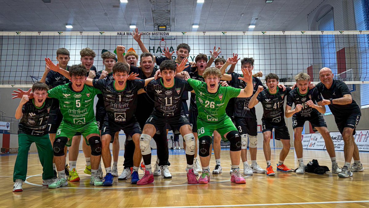 KPSChelmiec's tweet photo. Juniorzy młodsi KPS Chełmiec Wałbrzych wygrywają z Enea Energetyk Poznań 3:1 i meldują się w półfinale Mistrzostw Polski! Jesteśmy wśród 16 najlepszych drużyn w kraju.

To jeszcze nie koniec turnieju – jutro o 12:30 w Hali Wałbrzyskich Mistrzów gramy z MKS Mieszko Połczyn-Zdrój. https://t.co/hp5zZiZejc