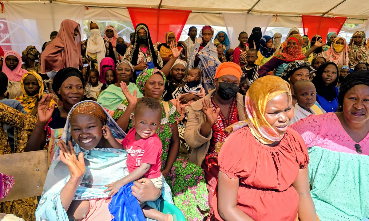 Public health workers and mothers are the unsung (s)heroes on the front lines against malaria in #Tchad.  Children (and adults!) who sleep under mosquito nets thrive.  <a href="/UNDP/">UN Development</a>  &amp; <a href="/WHO/">World Health Organization (WHO)</a> are proud to partner with the 🇹🇩 Ministry of Health &amp; Prevention for safer and healthier outcomes.