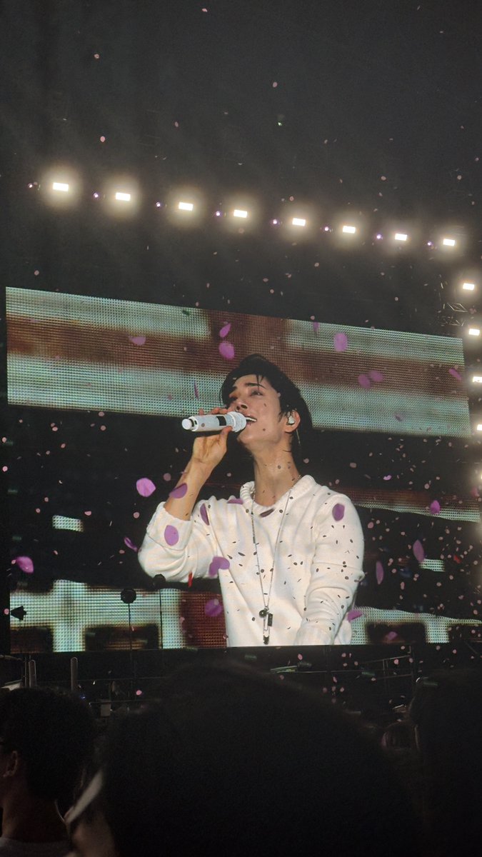 caughtinbloom's tweet photo. caught this photo of joshua on the big screen, as though looking at the falling confetti 🥹 love it so much https://t.co/92tAnyvOw7