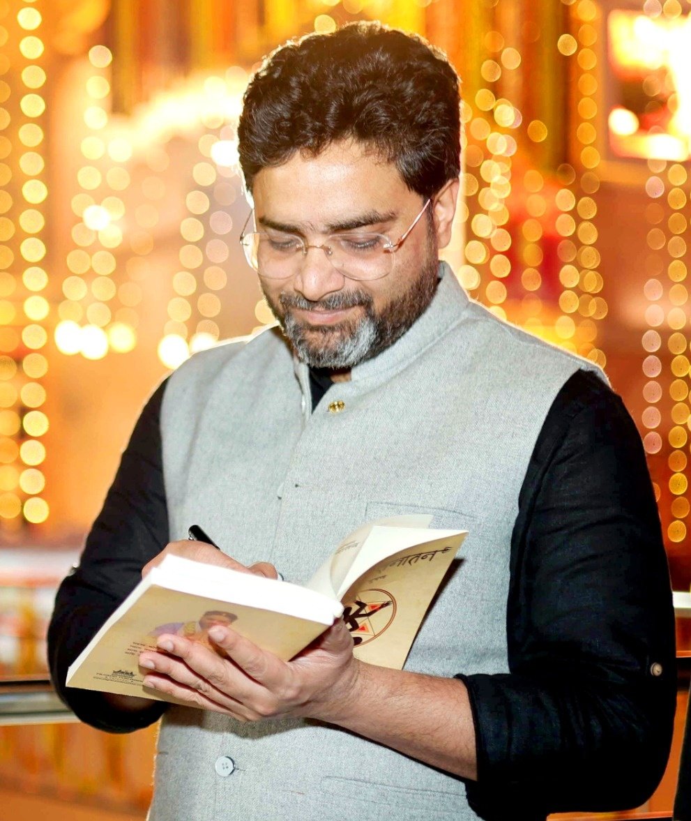 “ग्लोबल सनातन" ( amzn.in/d/d0pmFMM ) से:–
“मैं इस बात को लेकर पूर्णतः आश्वस्त हूँ कि खगोल विज्ञान, ज्योतिष, आध्यात्म इत्यादि सब कुछ हमें गंगा के तट से ही प्राप्त हुआ है। यहाँ यह उल्लेखनीय है कि लगभग दो हजार पाँच सौ वर्ष पूर्व पाइथागोरस गंगा के तट पर ज्यौमेट्री (रेखागणित)