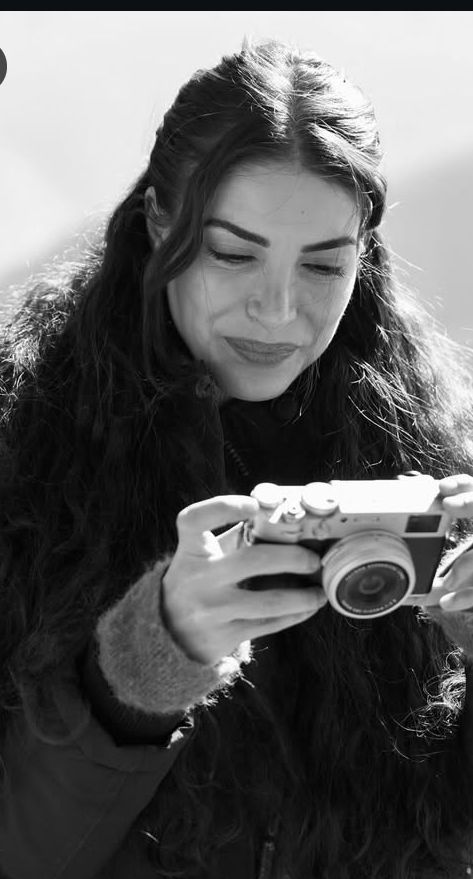 Deniz yaptığı her şeyde muhteşem; beni derinden etkiliyor. Oyunculuğu ve performansı olağanüstü. Siz sadece başkasının hayranı olduğunuz için gereksiz yere yaygara koparmaya çalışıyorsunuz.
#DenizBaysal  #Esdil #TasacakBuDeniz