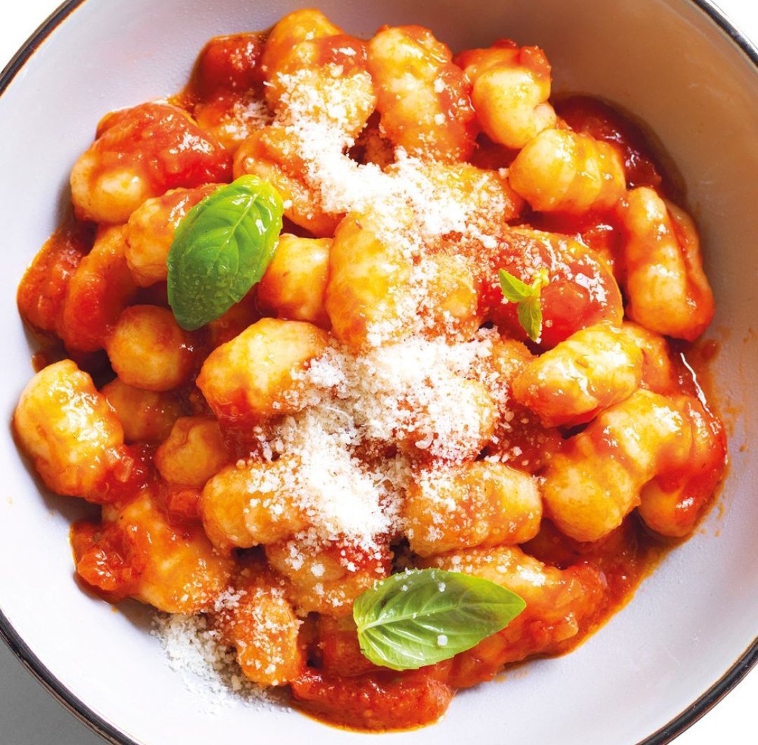 Rosso come la passione per la buona cucina: gnocchi al pomodoro e basilico, un primo piatto semplice che sa sempre di festa. 🍅🌿 #CucinaItaliana #Food