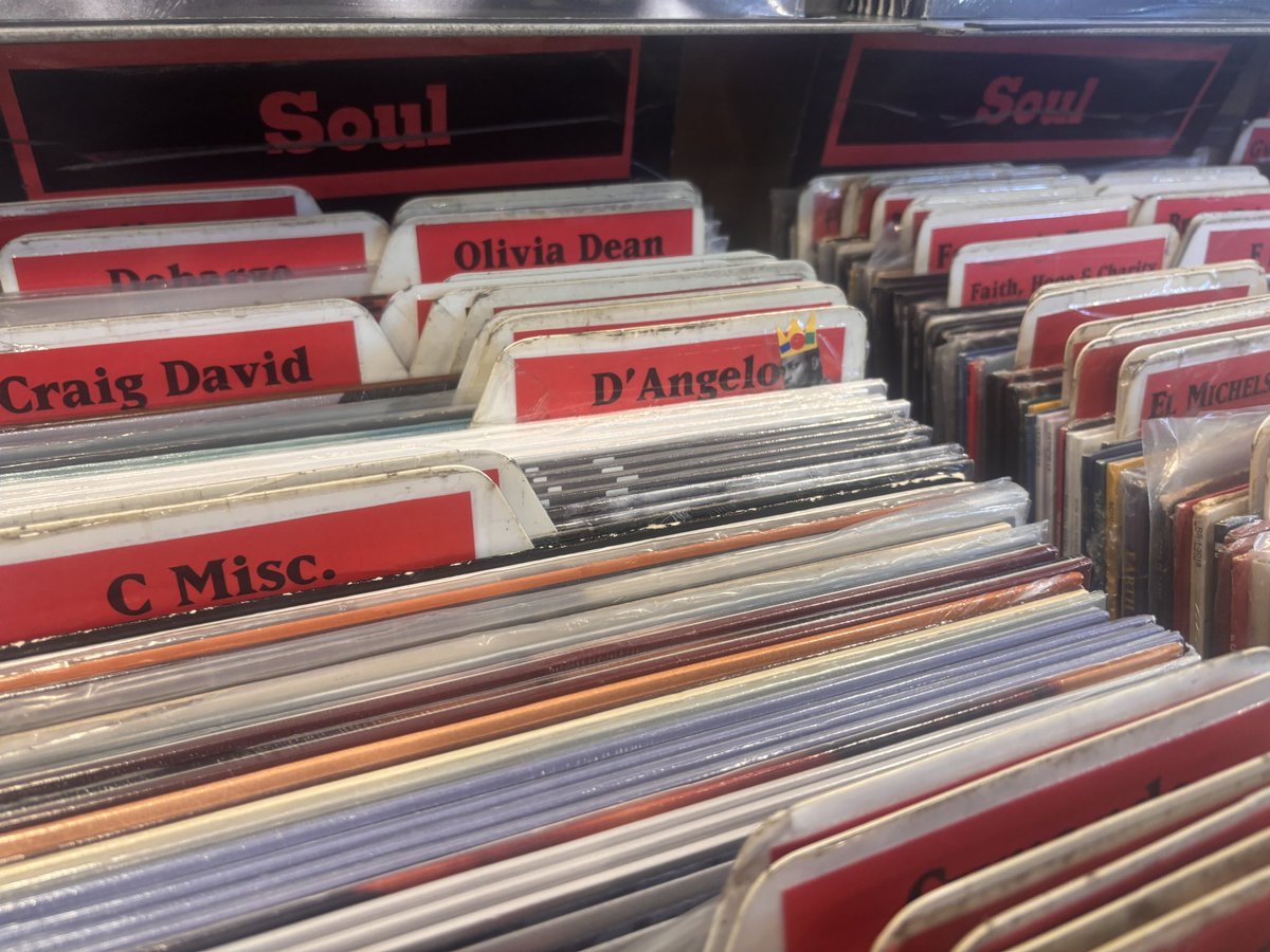 Teitalack's tweet photo. 念願のAmoeba Music、
去年亡くなったスライとディアンジェロが数あるミュージシャンの中でもほぼ唯一写真付きで弔われていてすごい愛を感じ��。 https://t.co/p2P8MC9kiW