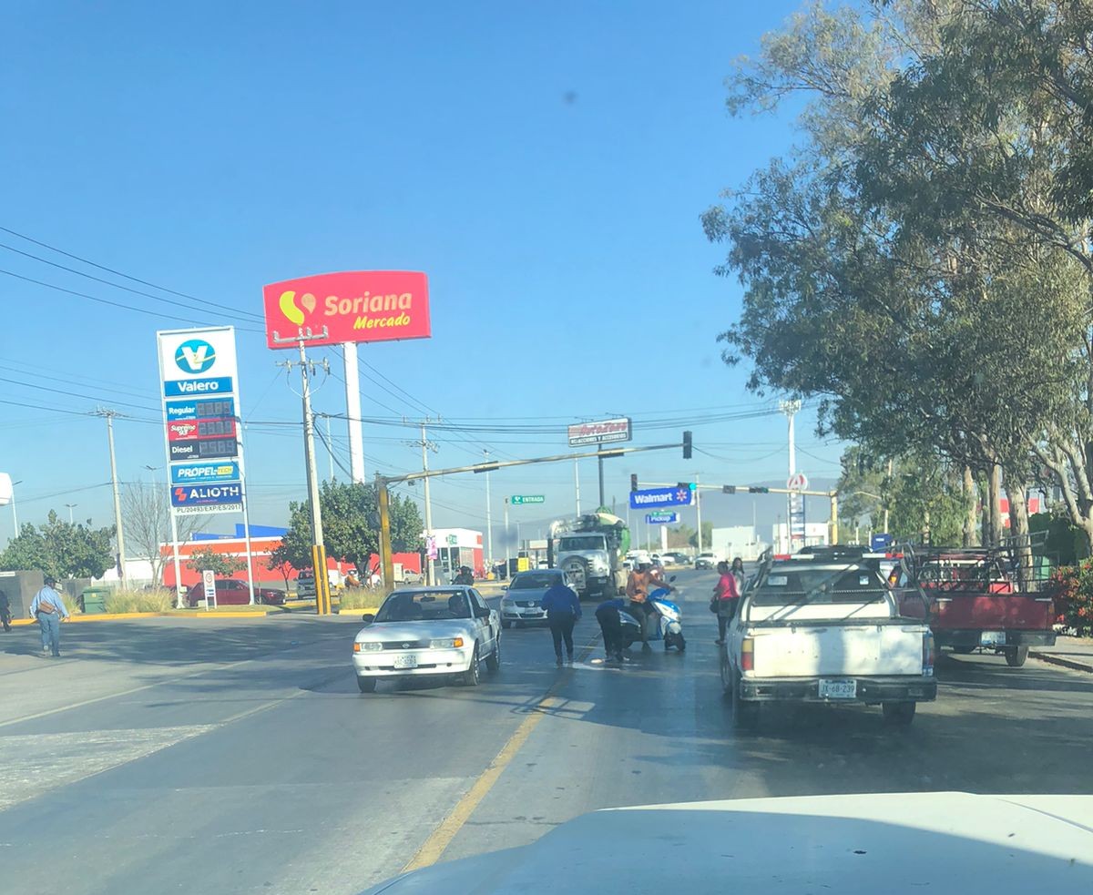 🚨 ÚLTIMA HORA | Se registra accidente en la zona norte del municipio. Motociclistas derraparon en el cruce de Av. Francisco Zarco (Col. San Vicente), a la altura de la gasolinera junto a Soriana.