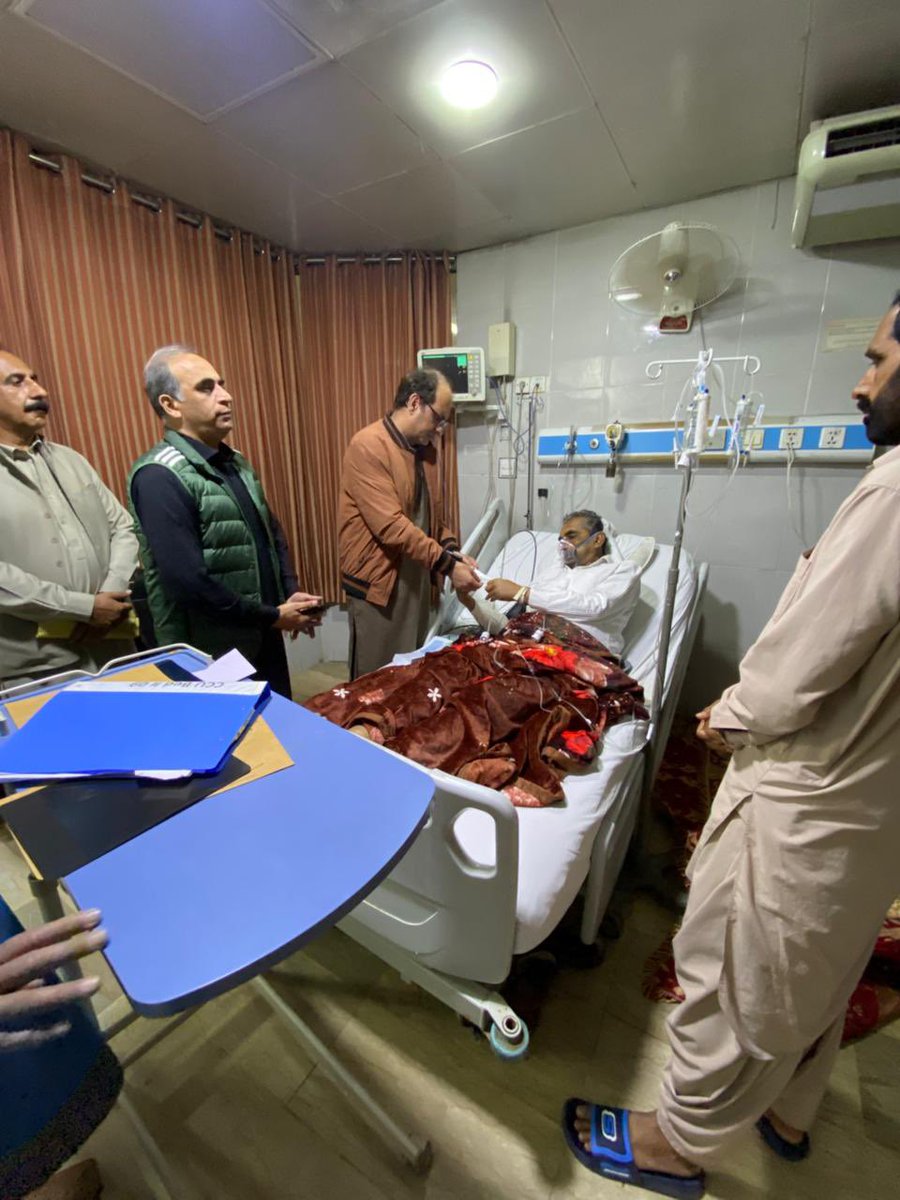 وفاقی وزیر اطلاعات و نشریات عطاء اللہ تارڑ کی جانب سے سینئر صحافی رانا ابرار خالد کی عیادت کے لئے پہلے بھی ایک وفد ان سے ملنے گیا تھا، آج وفاقی سیکریٹری اطلاعات و نشریات اشفاق احمد خلیل اور پرنسپل انفارمیشن آفیسر مبشر حسن نے وفاقی وزیر اطلاعات عطاء اللہ تارڑ کی ہدایت پر ہسپتال جا