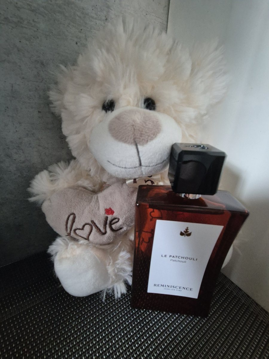 pascalwieczo's tweet photo. Le Patchouli

Une œuvre olfactive devenue la signature de la maison, dont le sillage légendaire traverse les époques
Une fragrance de caractère sublimée par des accords ambrés et boisés

@sampleo 

#Reminiscence 
#patchouli 
#souffleambre 
#histoiredorgeat https://t.co/ussk0JpVxG