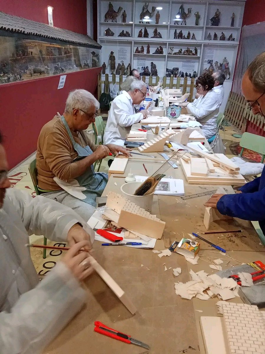 🔴 Inicios del segundo curso de iniciación. Nuestros alumnos progresan adecuadamente.
#Cursillo #Belenismo #Complutense #AlcaláDeHenares