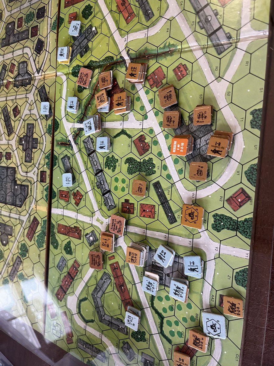 ASL Beyond Valor. Escenario 4: The Commissar’s House. De vuelta en Stalingrado. Partida de ida y vuelta. La farmacia aguantó y los rusos la recuperaron, pero la casa del comisario fue tomada por los alemanes. Escenario muy duro, pero victoria alemana al final