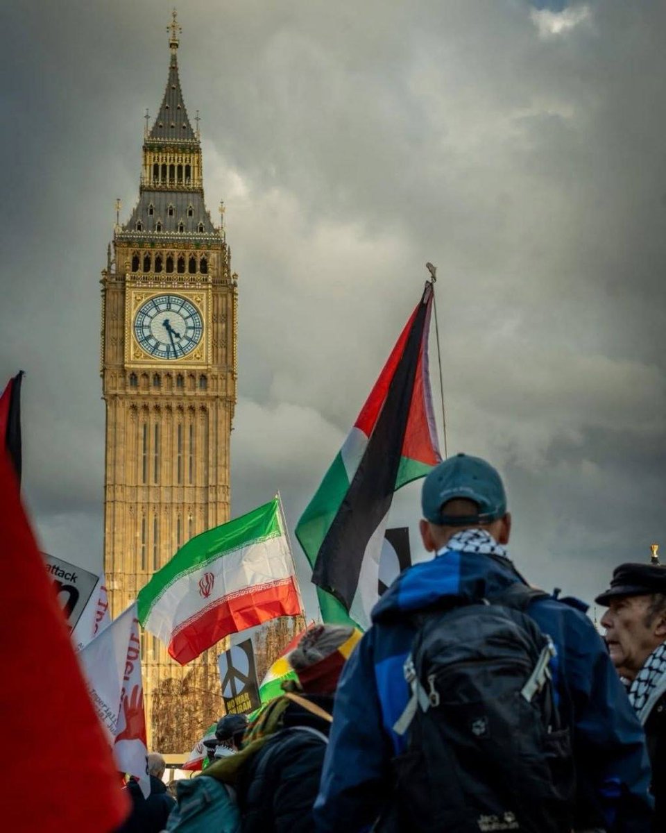 MAl1449771's tweet photo. خروج مسيرة في لندن أمس؛ تنديدًا بالعدوان الأمريكي الإسرائيلي، ودعمًا لإيران https://t.co/jLC4ZHzIOm