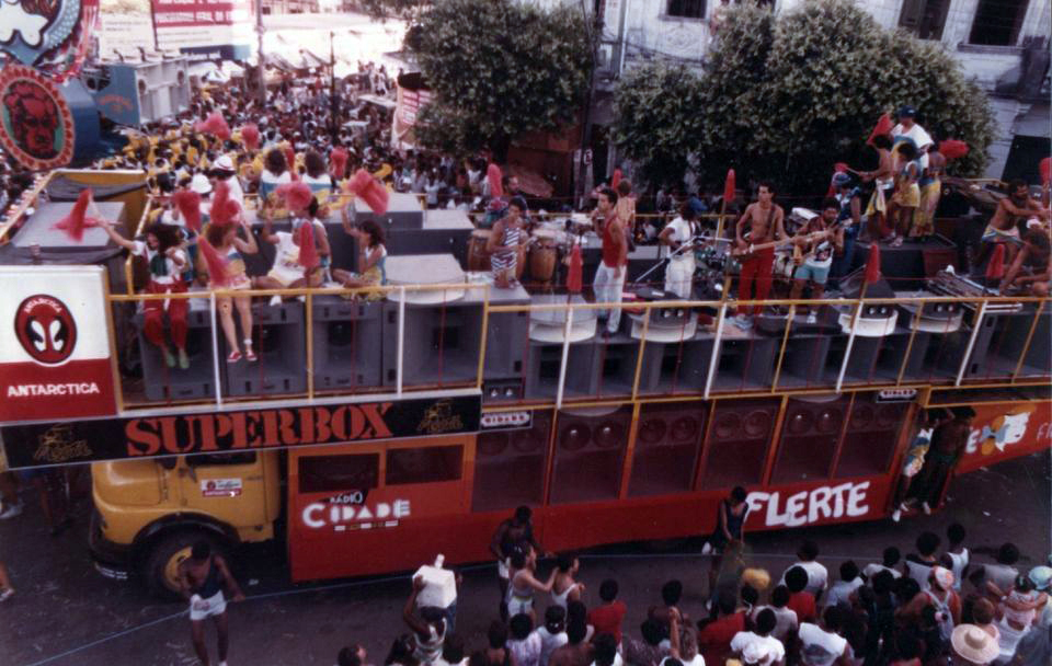 carnamofo's tweet photo. 1986. Bloco Flerte, puxado pela banda Flerte (com Carlos Neto no vocal)
#carnavaldesalvador #TBT 
#axemusic https://t.co/2auh4LaSv5