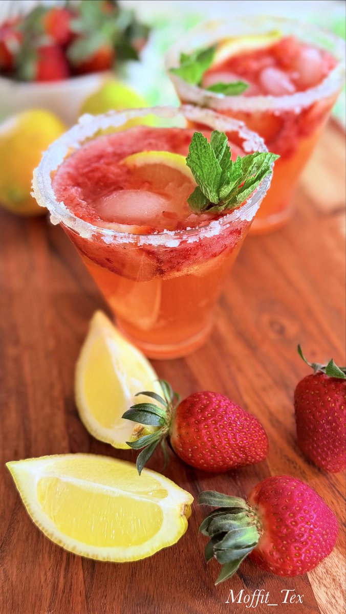 moffitcarla's tweet image. Es sábado y os dejo receta de éstos  Strawberry Lemonade Mojitos que hice ayer,por si os animáis😉🥳🥳🥳🥰✨✨✨
#cocktails
#Mojito
#Strawberrymojito
#SaturdayVibes