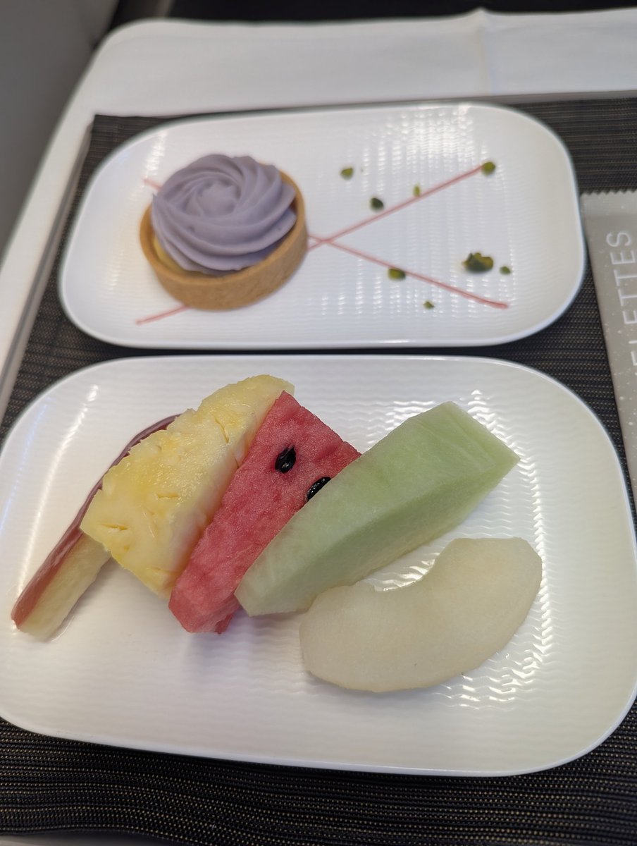 ikemasa1964's tweet photo. 今週は、スタアラ　ビジで台北。
去年　初めて搭乗した、その日の夜。今日を予約してしまった。
ビジ満席🈵　日本人、多分前方　俺だけ
#スターラックス 
#飛行機好き https://t.co/wlJKpEiP5I