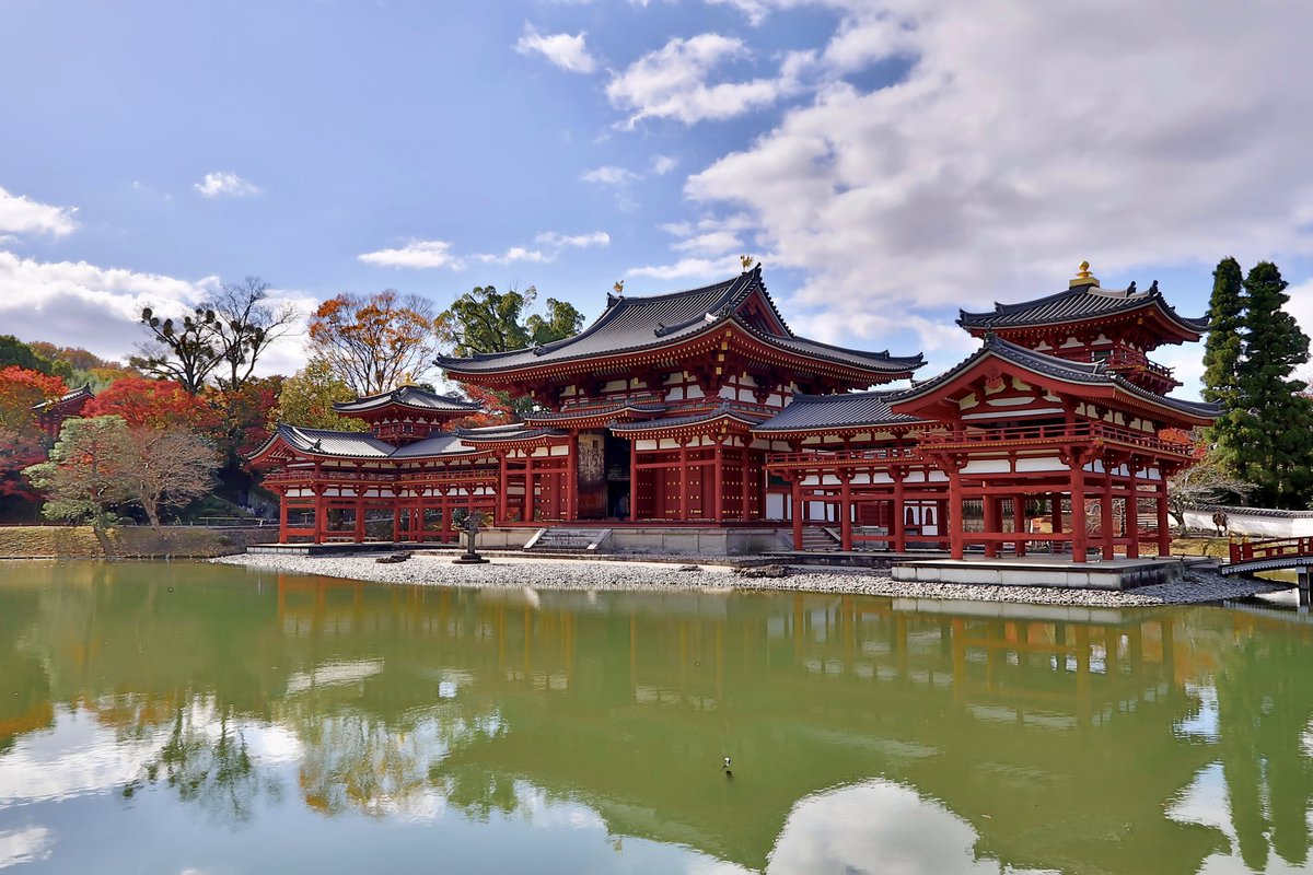 jadoreparis_fr's tweet photo. Le Hōōdō du Byōdō-in, construit au XIe siècle par Fujiwara no Yorimichi, évoque la gloire de la noblesse de Heian. https://t.co/SJC0XksjSO