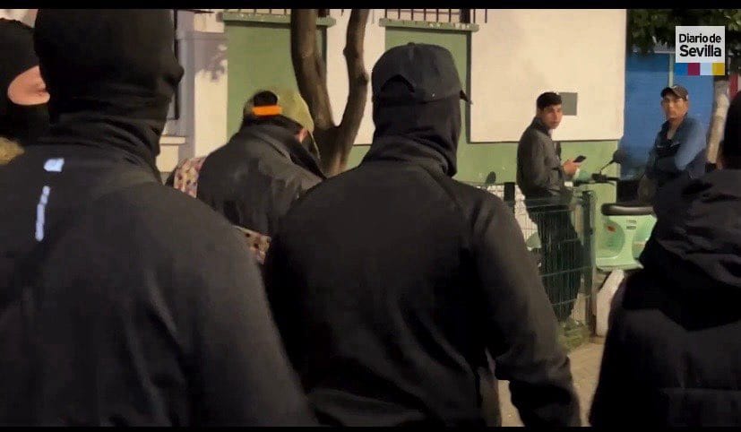 PCOE_estatal's tweet photo. ✍🏻 NUEVO COMUNICADO ✍🏻

Desde el lunes 2 de marzo, grupos fascistas se están organizando en el barrio del Cerezo en Sevilla para señalar, criminalizar y atacar violentamente a obreros pobres y en exclusión social.

https://t.co/EOq2sMwGRG https://t.co/gzifcSoCLV