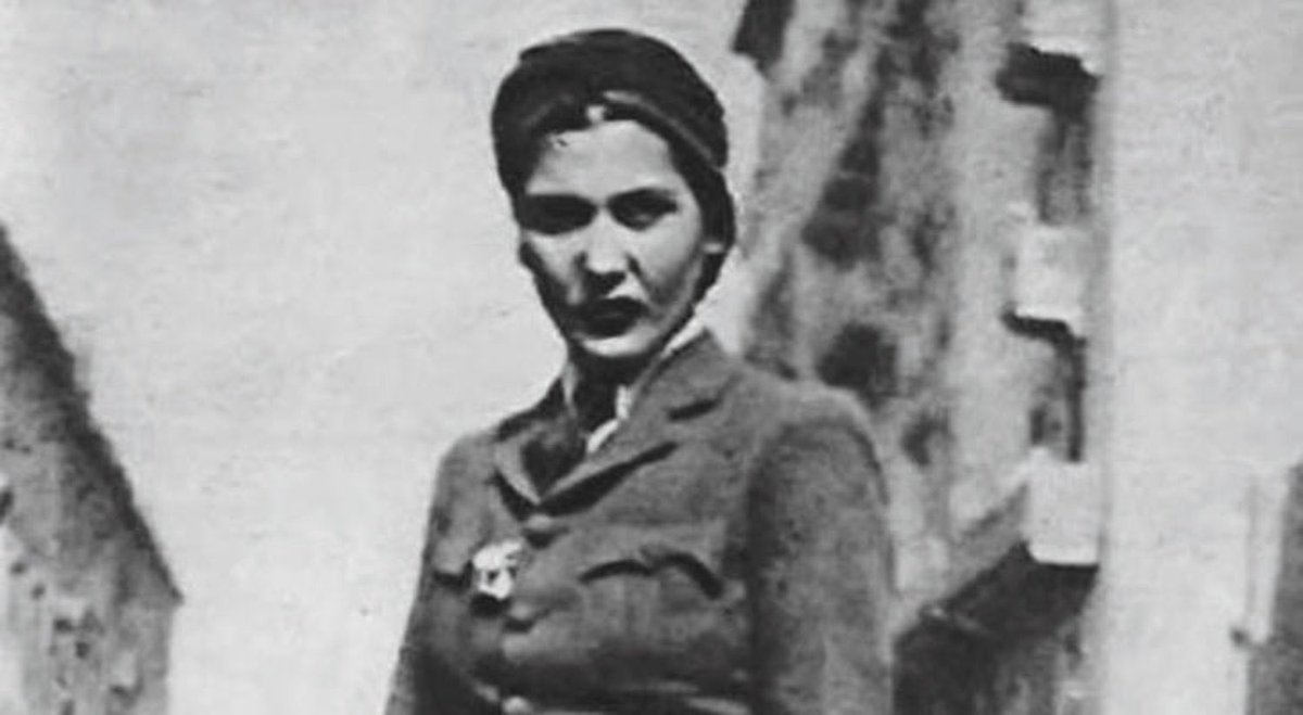 UsamaAbdulla7's tweet photo. السيدة تحية كاريوكا
الصورة الأولى على الجبهة في بورسعيد اثناء مشاركتها في صد العدوان الثلاثي على مصر سنة ١٩٥٦م
والصورة التانية تطوعت في علاج المصابين في حرب ١٩٧٣م 
#سيدات_مصر 🇪🇬 https://t.co/AaQ8SWgLT4