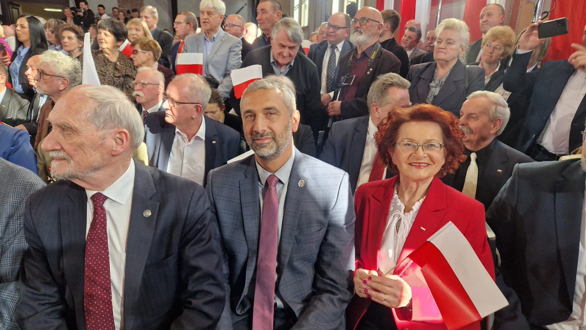 👏🇵🇱 Porywające, inspirujące, dające wielką nadzieję wystąpienie kandydata <a href="/pisorgpl/">Prawo i Sprawiedliwość</a> na premiera Polski <a href="/CzarnekP/">Przemysław Czarnek</a>. Dziś serce Polski bije w Krakowie! Razem po zwycięstwo! #KonwencjaPiS 🤍❤️