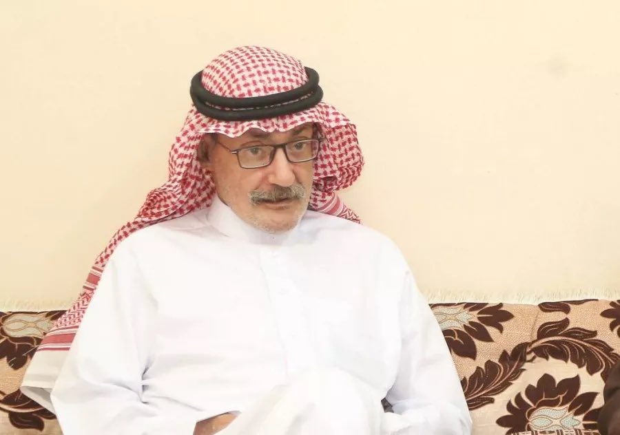 saadalbiladi's tweet photo. من أعالي جبال "أجا وسلمى"، وبأنفة حائل وشموخها، بزغ اسم جار الله الحميد (رحمه الله). لم يكن مجرد قاصّ يصف الأحداث، بل كان "نحاتاً" يختزل عوالم كاملة في جمل خاطفة، ليصيغ لنا أدباً لم يساوم يوماً على "عزلة المبدع". 

#جار_الله_الحميد #أدب_حائل #القصة_القصيرة #السعودية https://t.co/Jos5l4PebV