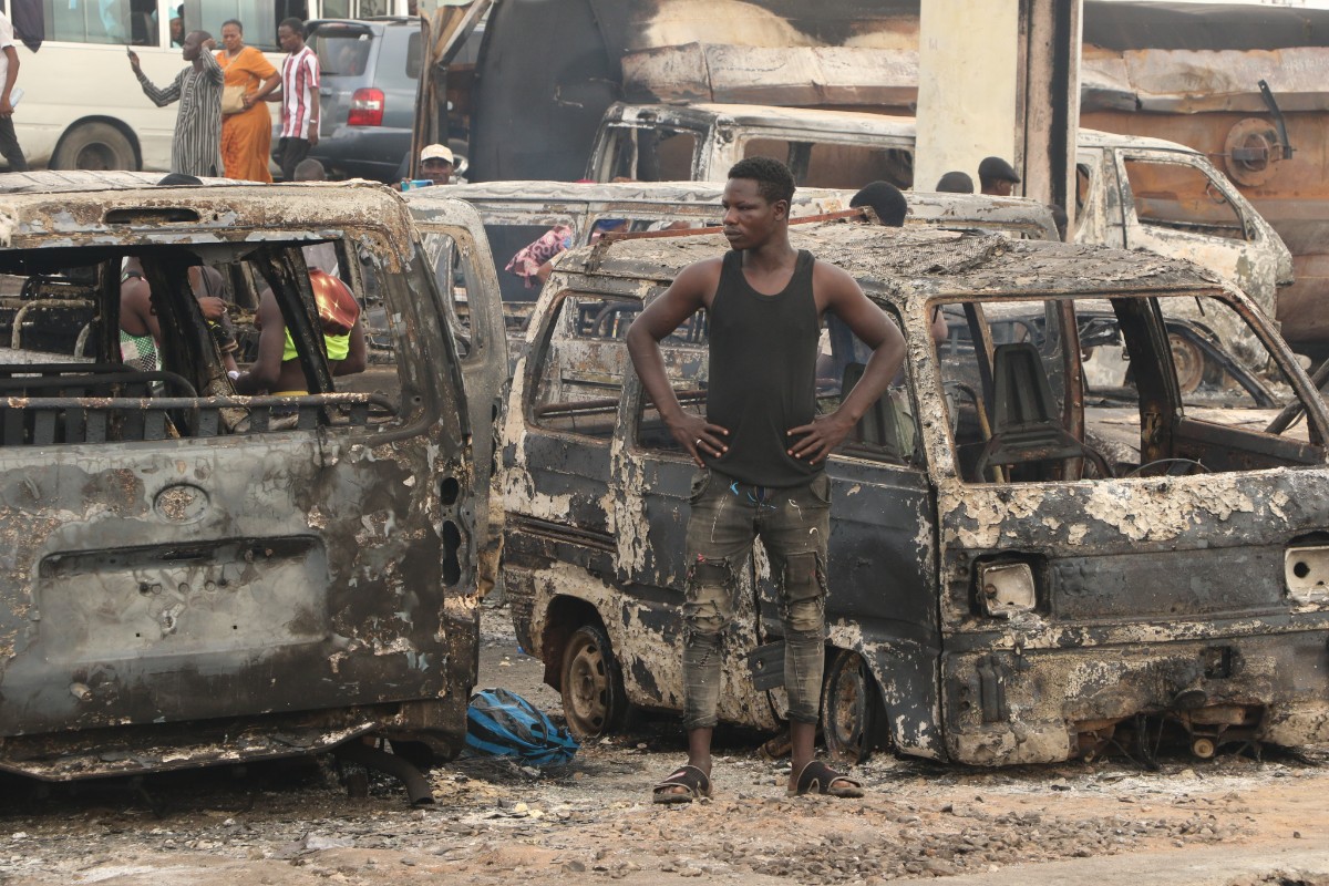 Un comando de cinco islamistas masacra a decenas de personas y secuestra a más de 300 en Ngoshe (Nigeria). 

Un portavoz del comando manifestó haber decapitado a varios hombres y mujeres. El objetivo era tomar por la fuerza una mezquita de esta localidad. 

¿Cuántos telediarios
