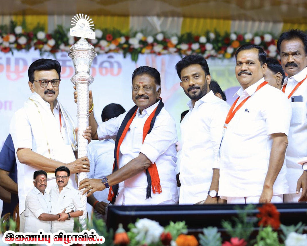 OPS_DMK's tweet photo. வரலாற்று சிறப்பு மிக்க பிரமாண்டமான இணைப்பு விழாவில்....! திராவிட நாயகர்கள்
#OPanneerselvam #OPS #DMK #MKStalin #PerarignarAnna #ஸ்டாலின்_தொடரட்டும் #தமிழ்நாடு_வெல்லட்டும் #வெல்வோம்_ஒன்றாக #MudhalvanOPS https://t.co/CeaeWDzbIT