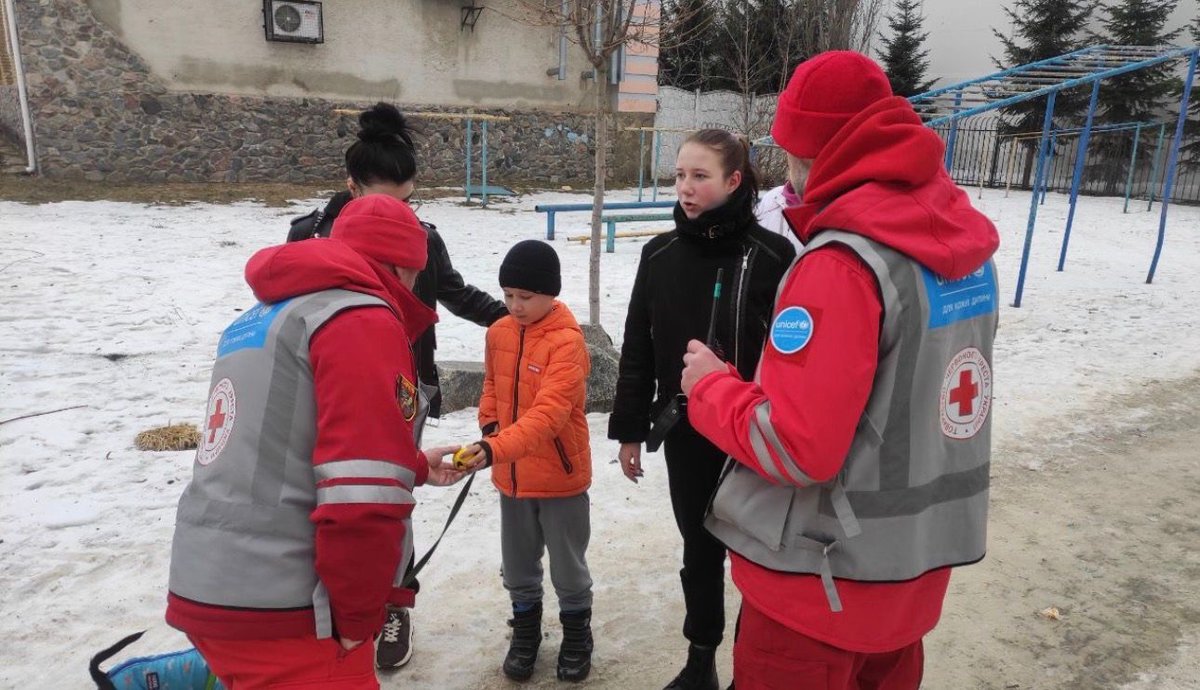 UNICEF_UA's tweet photo. 📍Kharkiv 

UNICEF and partner @RedCrossUkraine are on the ground providing urgent support like psychological first aid, hygiene supplies, and emergency cash assistance registration to affected children and families in the aftermath of the deadly attack early this morning. https://t.co/S5Luv1tdBG