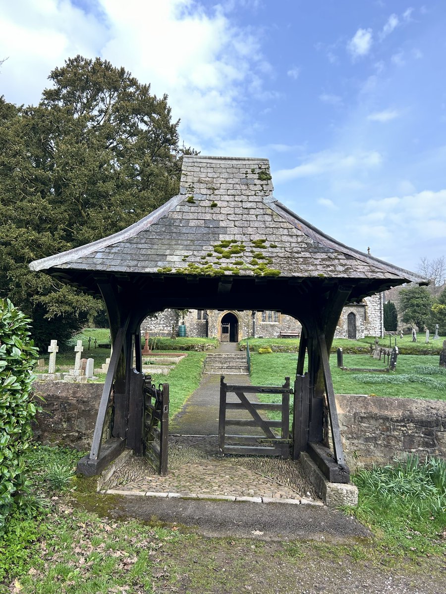 LoveOfGates's tweet photo. I’m back! Been on a marvellous retreat/prof development! Hope you’ve all been playing nicely. Looking forward to catching up with all the gate news 😆
A fab two gates from my jaunt #lychgate #protectorgate  #lovegates https://t.co/F4k4QFNH0W