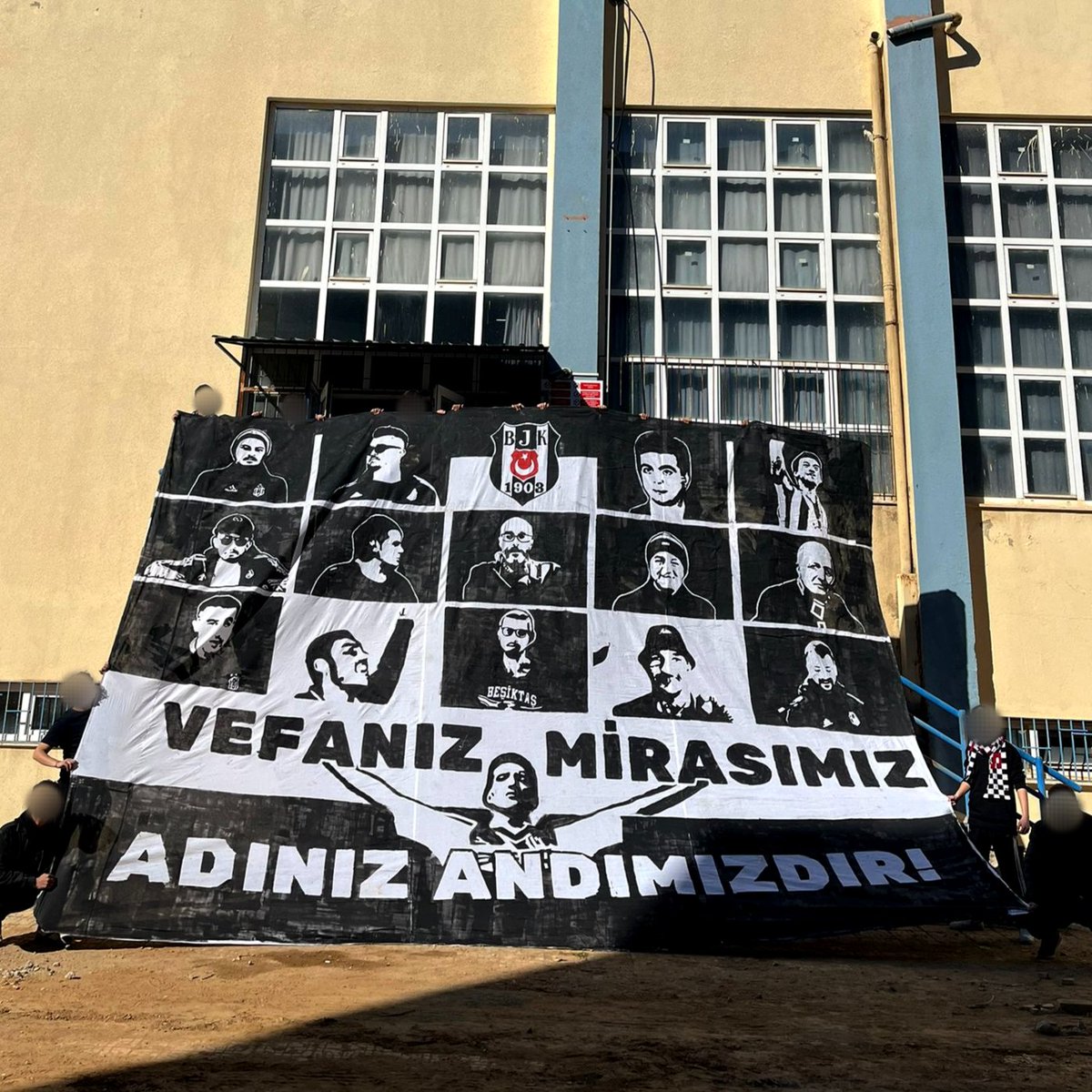 AydinLiseBJK's tweet photo. BİZİ DURDURAMAZSINIZ! 🦅
Bugün Aydın Mimar Sinan Kapalı Spor Salonu önünde, 15 canımızın aziz hatırasını ilmek ilmek işlediğimiz 7x5 metrelik pankartımızla yerimizi aldık. (1) https://t.co/FOoi7EG1MP