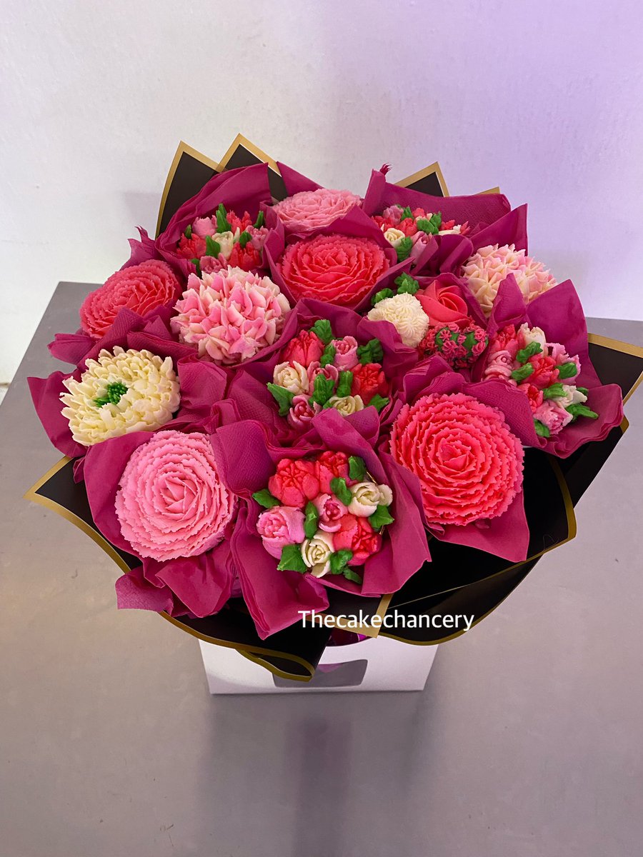 TheCakeChancery's tweet photo. Delivered to Surulere, Lagos…
cupcake bouquet 💐…
She can have her flowers and also eat them 👌..
2 in 1 package.. 
where are the intentional men/boyfriends on the TL ???
Get your woman a bouquet from us,you will LOVE IT 🥰…
Please help me retweet 🙏🙏 https://t.co/saOxSEDIED