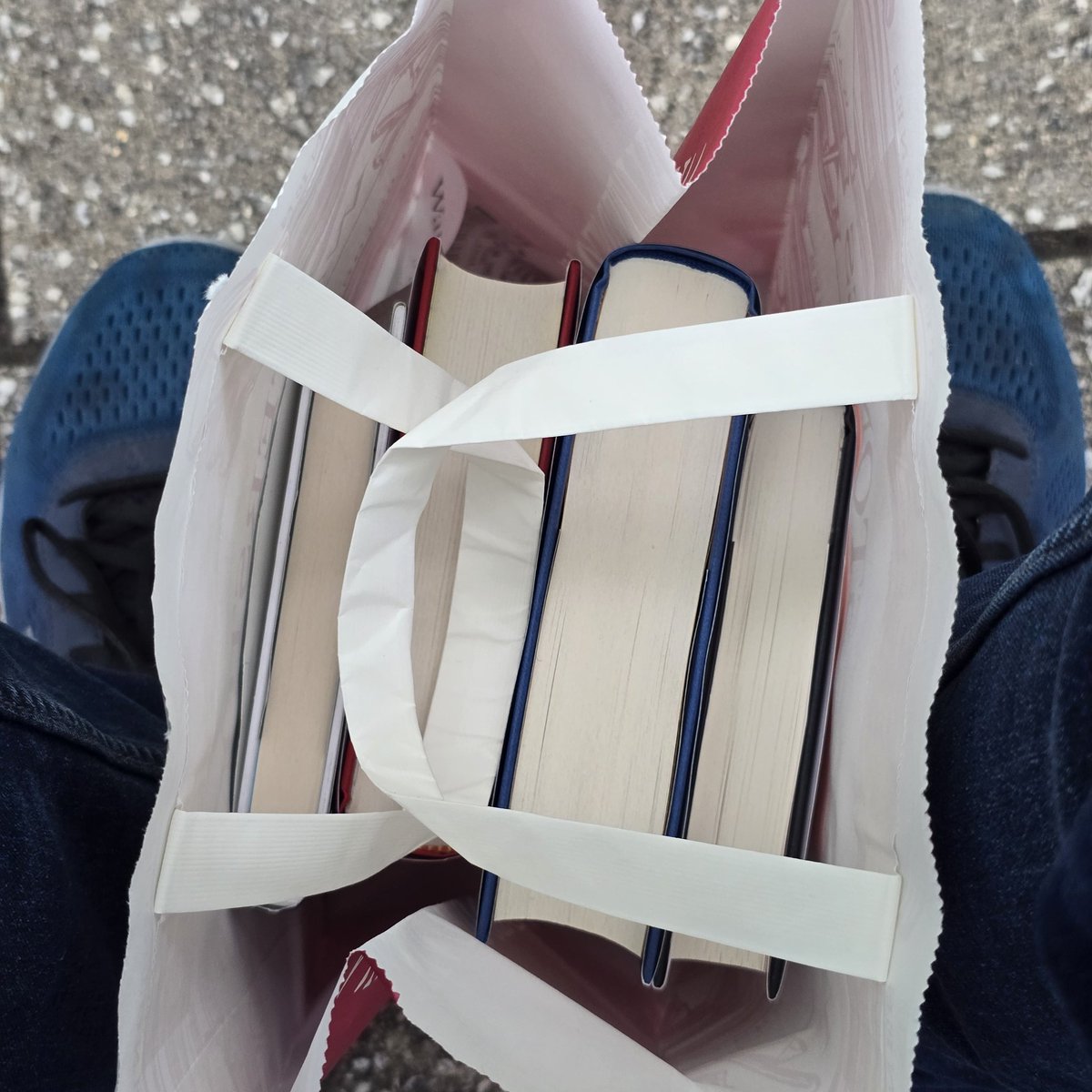 Colin📚 tweet media