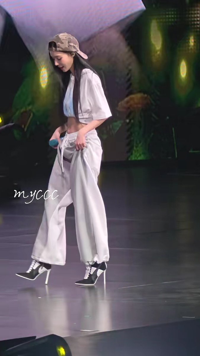 바지에 가려져서 몰 랐 어 힐신었다고또 하웃겨 왜케웃기지;