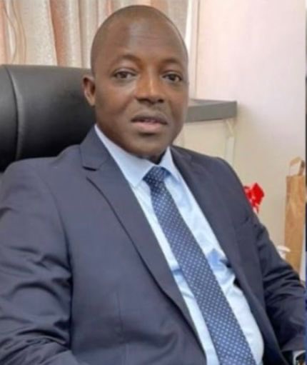 BabacarrBa's tweet photo. Reddition des comptes : Dossiers en souffrance.
Monsieur Daha Diallo, contrôleur du Trésor et agent comptable de l’Observatoire de la qualité des services financiers, est placé sous mandat de dépôt depuis septembre 2024. Après 17 mois de détention, il n’a toujours pas été entendu sur le fond de l’affaire.
Monsieur le procureur financier, il est de votre responsabilité de veiller à ce que les dossiers soient instruits avec diligence et équité. La justice ne peut être rendue que si elle est exercée dans le respect des délais raisonnables et des droits fondamentaux des citoyens.
Le maintien prolongé en détention de Monsieur Diallo, sans examen de son dossier, constitue une atteinte grave aux principes de bonne administration de la justice. Une telle situation est inadmissible et viole ses droits les plus élémentaires.
Il est donc urgent que son dossier soit examiné dans les plus brefs délais, afin que la vérité soit établie.