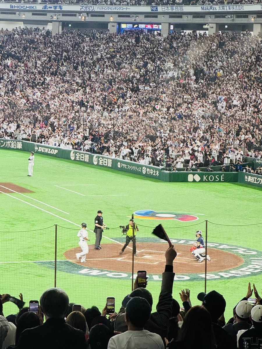 韓国戦、大量のHRで得点をとっていくのは、メジャーの得点はほぼそのパターンなのであまり驚かないのですが、
HRと同じくらい鳥肌が立ったのが、源田選手の絶品バント。日本選手の思わず唸っちゃう緻密さと技術は、豪快なHRと同じくらいのすごさがあると再確認‥
#WorldBaseballClassic  #侍ジャパン