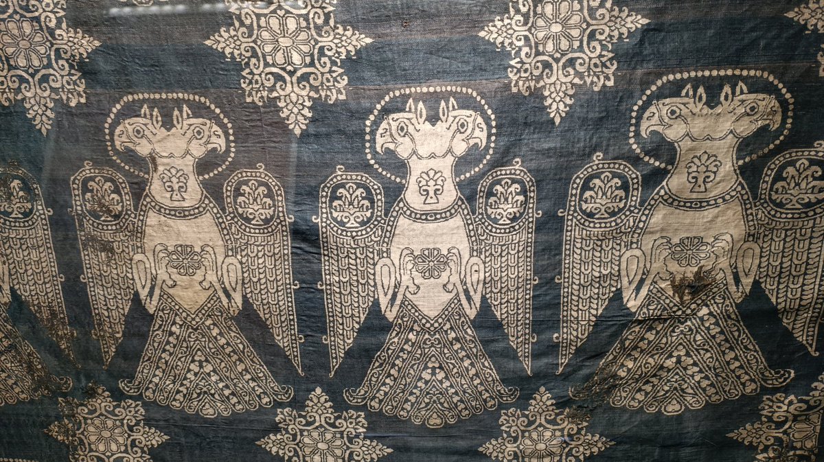 El tejido azul. Tejido andalusí. Colgadura mural ornamental. (Real Monasterio de San Zoilo)