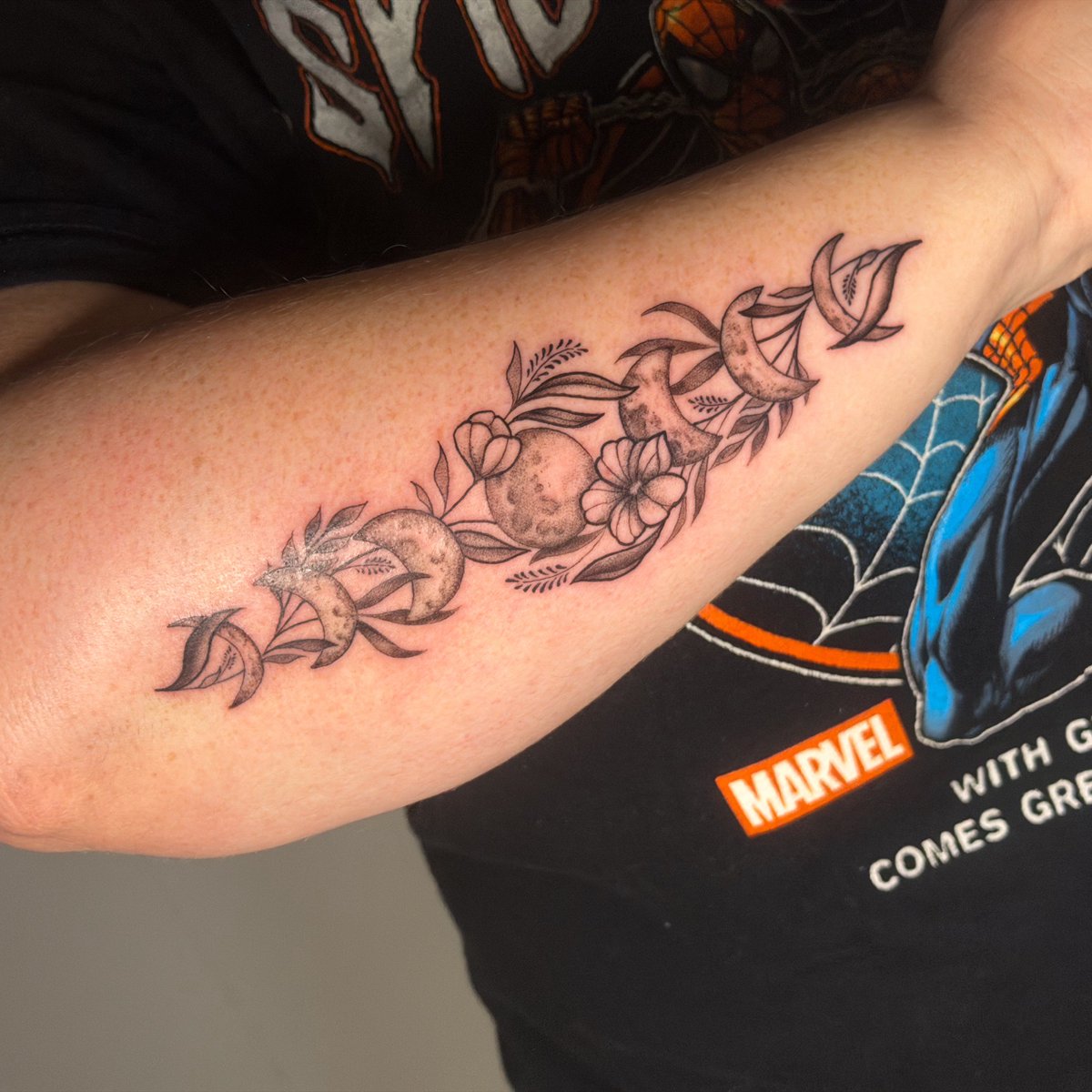 #tatt #tattoo #tattooedgirls #inkedgirls #floral #blackandgraytattoo #moonphases #moon