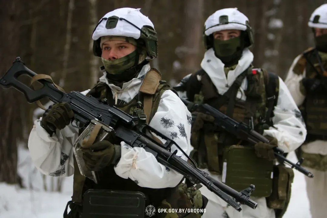 TheGreyPatriot_'s tweet photo. 🇧🇾🇷🇺 Today's winter training of Maneuver Group of Grodno Oblast Border Guard Detachment.
#Russia #Belarus #Belarusian #Today #Winter #Army #Military #BorderGuard #Security #Police #Tactical #Training #PKP https://t.co/sgcIfduFgj