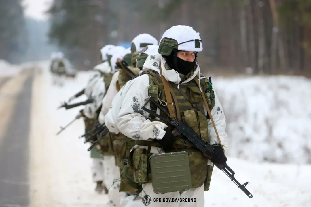 TheGreyPatriot_'s tweet photo. 🇧🇾🇷🇺 Today's winter training of Maneuver Group of Grodno Oblast Border Guard Detachment.
#Russia #Belarus #Belarusian #Today #Winter #Army #Military #BorderGuard #Security #Police #Tactical #Training #PKP https://t.co/sgcIfduFgj