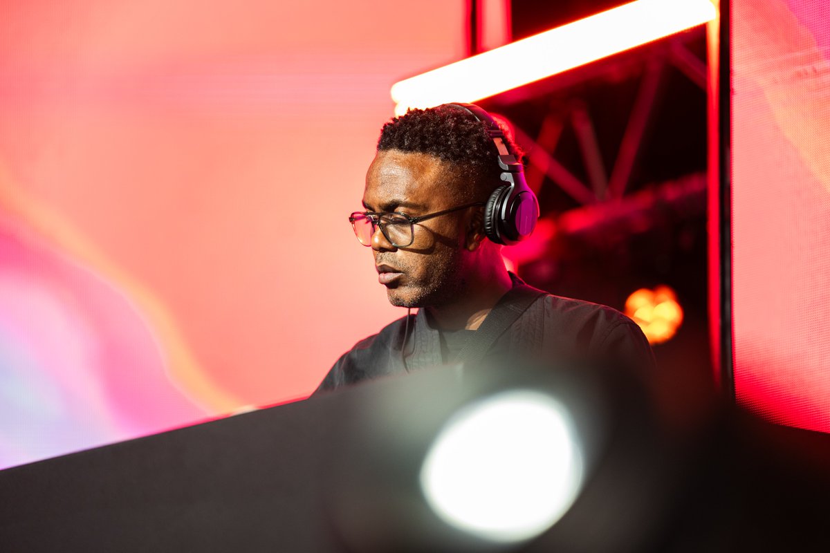 Doors are open and the energy is building at the #MahindraFusionFest. EPIC night loading ⌛.

#DiscoverTheX <a href="/djkenzhero/">Kenny</a>