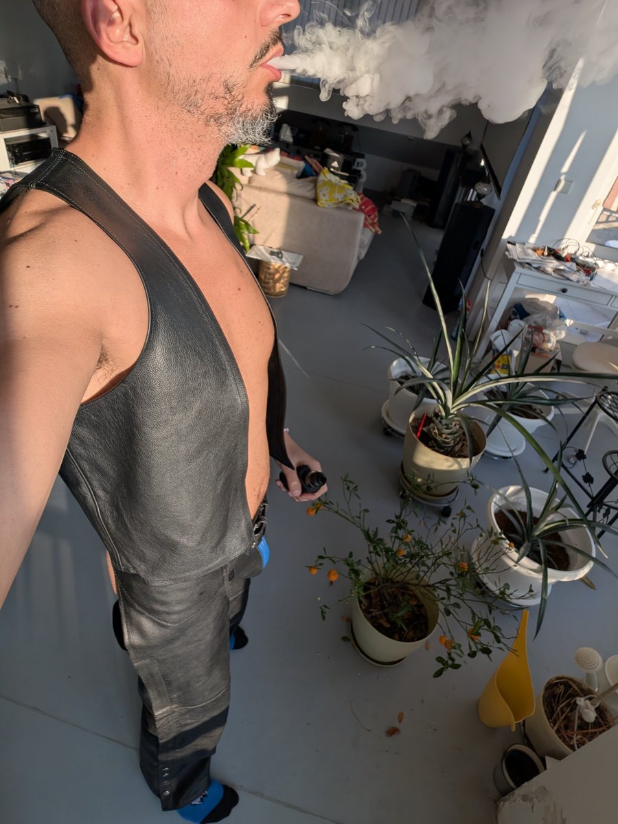 DadKinkster's tweet photo. New chaps and vest and some afternoon sun 😈
#gayleather #gayleatherman #gayfetish #leatherfetish #leatherman #fullleather https://t.co/hKp76IpnZ4
