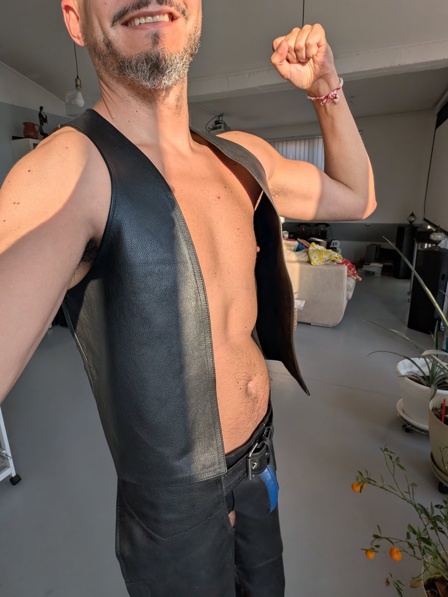 DadKinkster's tweet photo. New chaps and vest and some afternoon sun 😈
#gayleather #gayleatherman #gayfetish #leatherfetish #leatherman #fullleather https://t.co/hKp76IpnZ4