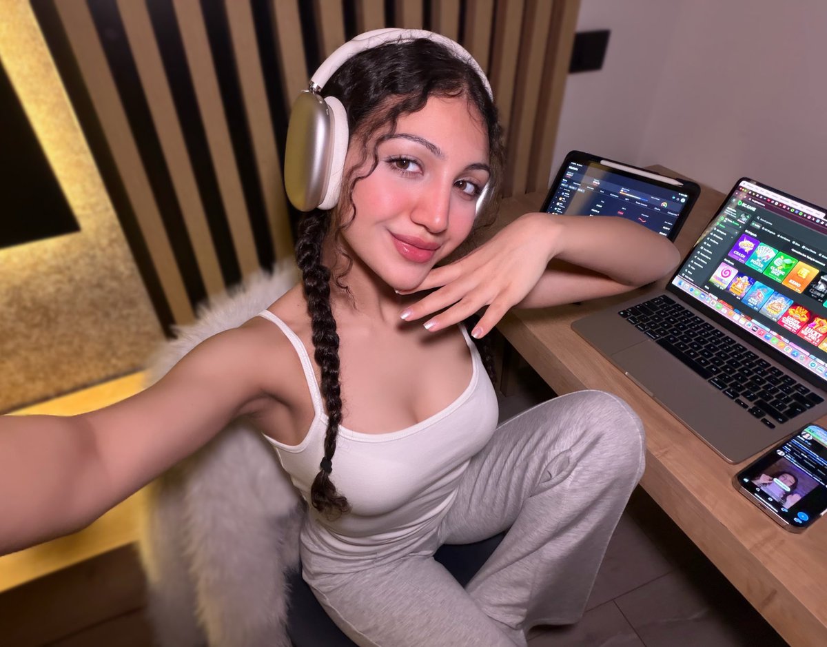 Julia tweet media
