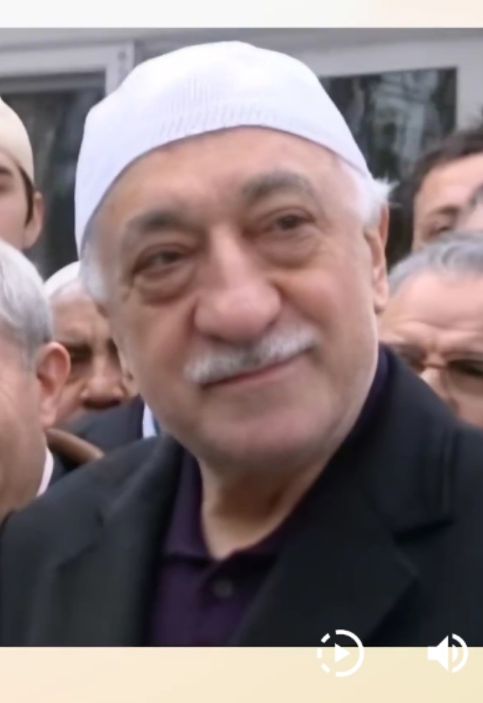 Fethullah Gülen Hocaefendi :
"Aktif sabırla yarış atı gibi olmalıyız: 
Yerlerinde durur gözükürken bile öyle bir gerilim içindedirler ki, kapı açılır açılmaz ok gibi fırlarlar. İnsanlara moral kaynağı olmak lazım."