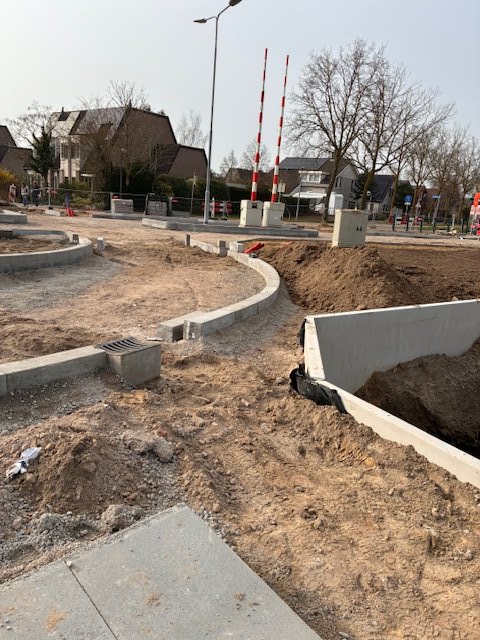 gitoan's tweet photo. @FB_Wageningen @CUJanD @CUWag De volgende miskleun komt eraan. Een stukje voetpad van 50 cm bij de westelijke inprikker langs steile kademuur. Langs de westzijde helemaal geen voetpad of gravelpaadje tussen Dijkgraaf en Nijenoordallee. Voetgangers overgeleverd aan grote fietsstroom. #STOEP?? https://t.co/2cqZsOZ0me