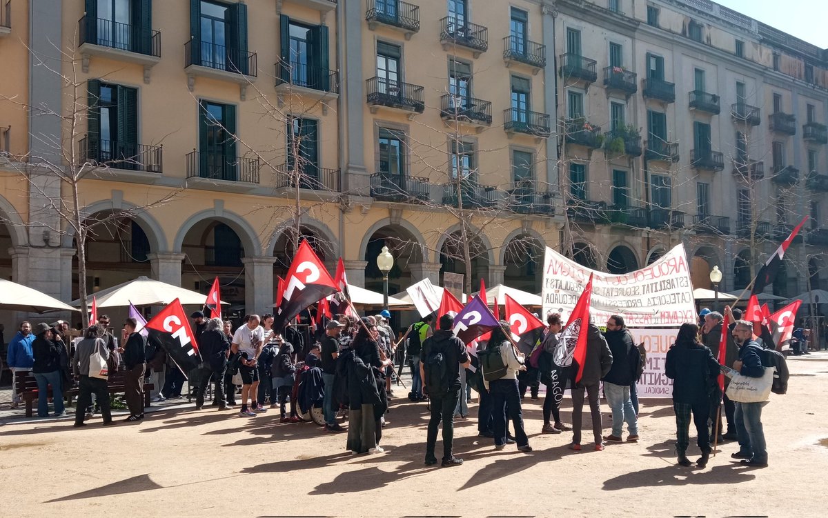 CNT_LH's tweet photo. A la manifestació, amb les arqueólogues en vaga ✊🏽
La gent de @CNT_Zaragoza @CNT_Huesca @CNT_Teruel donant escalf solidari presencial! 🚩🏴💪🏽
#VagaArqueologia #Arqueologia 
#ModelSindical https://t.co/fOZqlKPmGW