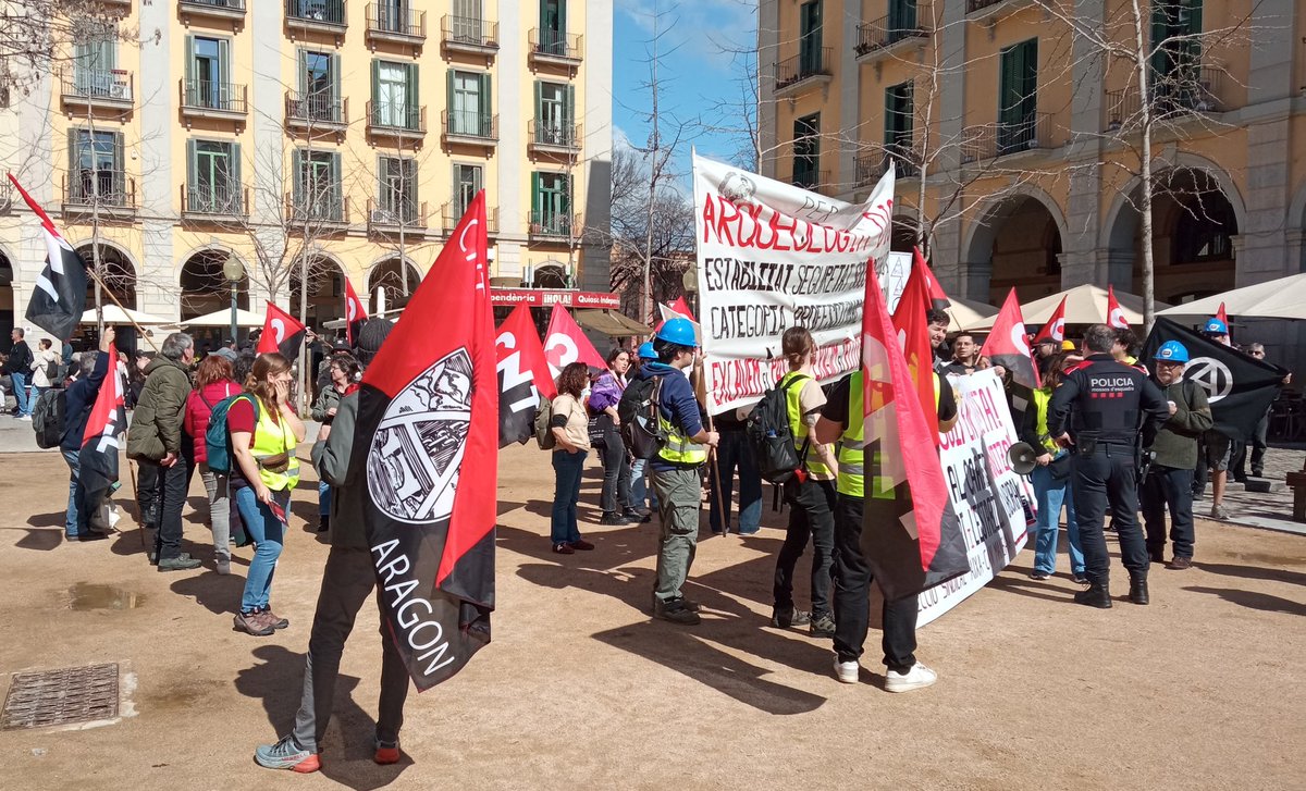 CNT_LH's tweet photo. A la manifestació, amb les arqueólogues en vaga ✊🏽
La gent de @CNT_Zaragoza @CNT_Huesca @CNT_Teruel donant escalf solidari presencial! 🚩🏴💪🏽
#VagaArqueologia #Arqueologia 
#ModelSindical https://t.co/fOZqlKPmGW