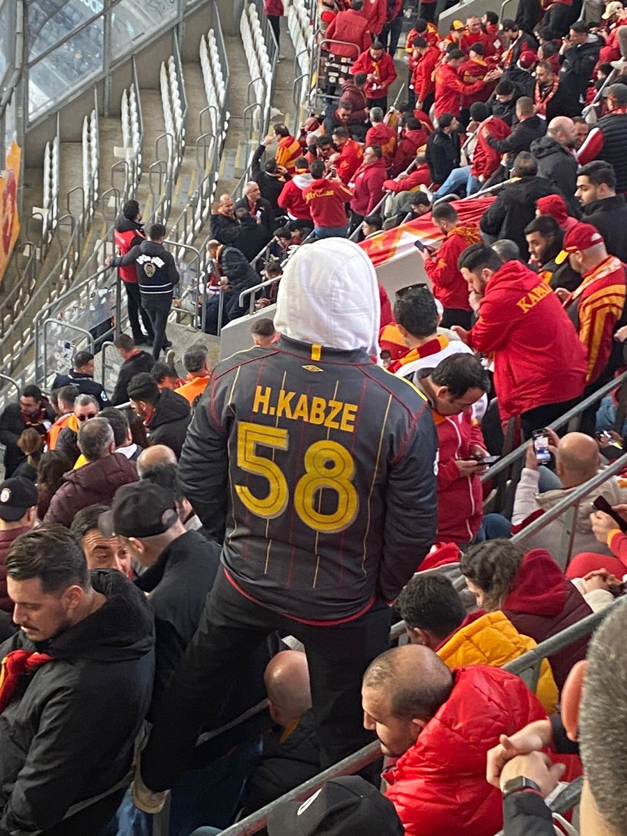 H_KABZE's tweet photo. 2006 - 2026 hayat ne kadar çabuk geçiyor 🙏🏼
Bugün maça giden bir arkadaşımın attı bu fotoğrafı , kim olduğunu bilmiyorum ama iyi ki varsın kardeşim 🥹 #galatasaray https://t.co/A5ZqEQ5gJ9
