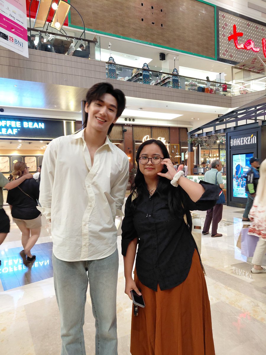 Padahal nggak ada rencana buat ke kota kasablanka , tapi akhirnya ke sini dan ketemu dia 😭😭 <a href="/mos_psl/">moslhong</a>  ketemu dia beneran tidak ada dalam rencana hari ini , but aku seneng bgt 🫶🏼🫶🏼