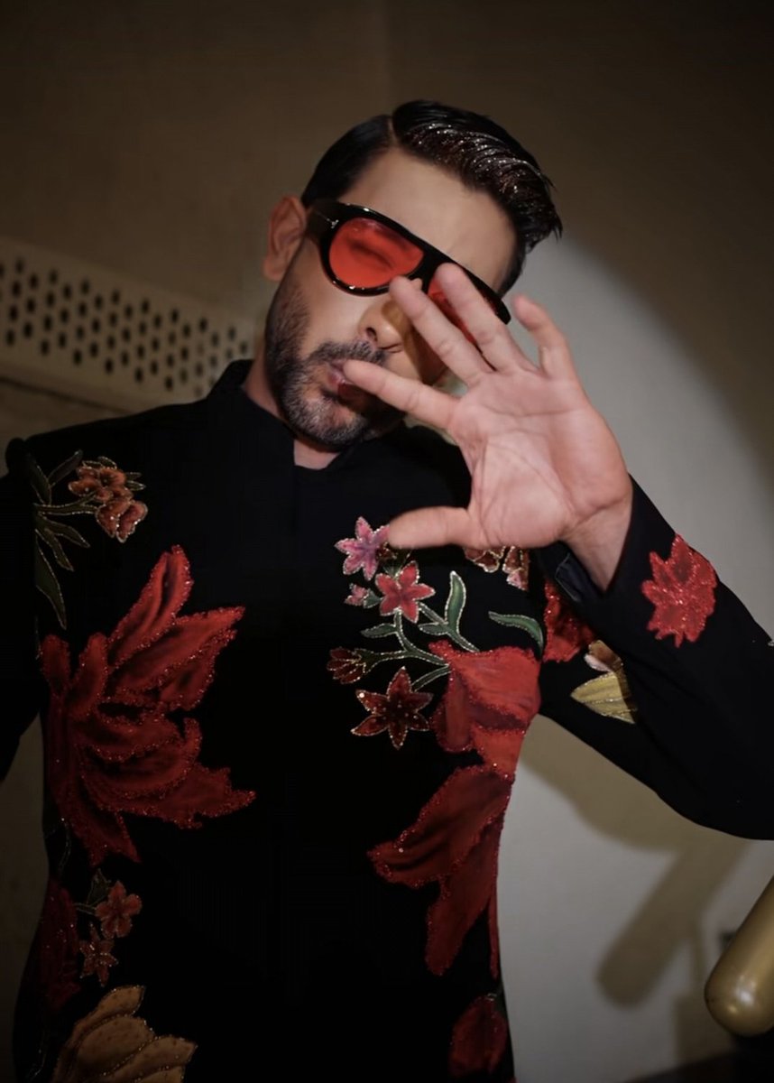 Black never looked this stylish until <a href="/fahmaankhan/">fahmaan khan</a> owned it.
#FahmaanKhan
#RohitVerma