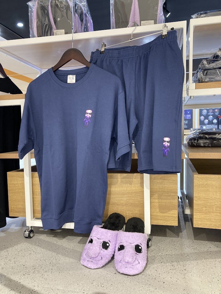 dailyoni's tweet photo. Shirt, shorts and slippers from the Ao Oni Pop-up Café (2025) https://t.co/hPp93wFSGH