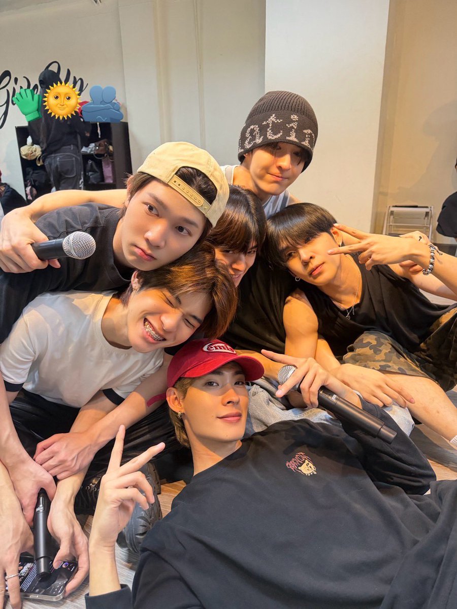 pharinyim's tweet photo. These photos were taken during our 𝐃𝐄𝐗𝐗 practice. We spent many hours training together and every moment helped us grow stronger as a team! 🔥 https://t.co/ThQC9BI4an
